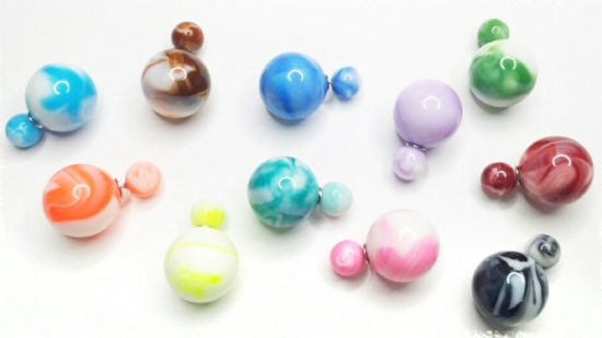 Milchige Doppelkugel-Ohrstecker